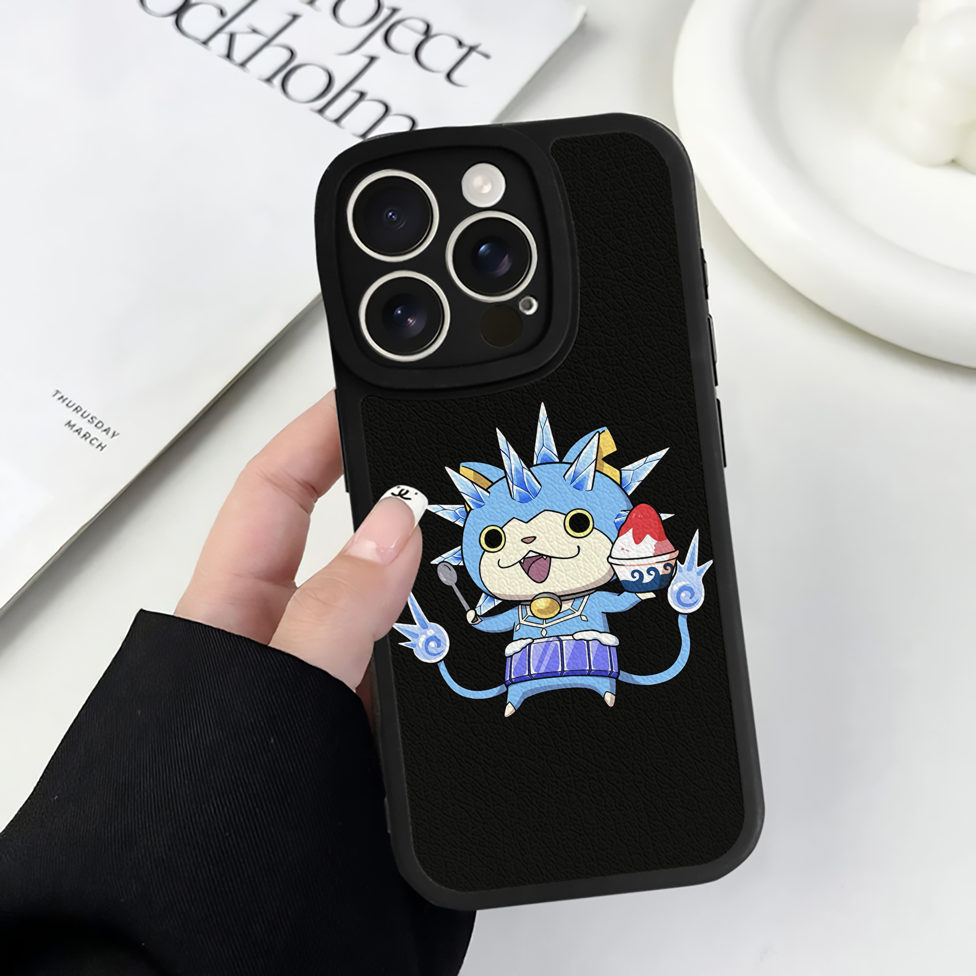 （画像用） 妖怪ウォッチ Yo-kai Watch 【iPhone 16シリーズ対応】シリコンスマホケース（レザー調） 材質：シリコン